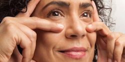 طرز تهیه ماسک دور چشم برای درمان سیاهی و پف