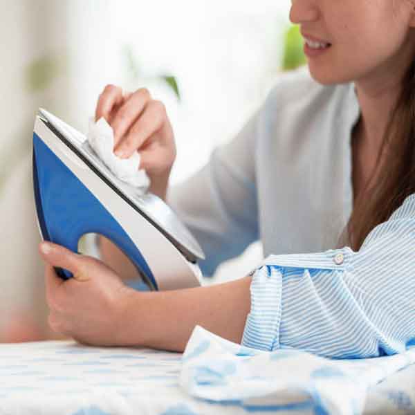 تمیز کردن جرم های کف اتو با جوش شیرین کف اتو سرامیکی را چگونه تمیز کنیم  سوختگی کف اتو را چگونه پاک کنیم  چگونه سوختگی کف اتو را تمیز کنیم   تمیز کردن جرم اتو   تمیز کردن اتو با جوش شیرین  تمیز کردن کف اتو تفلون