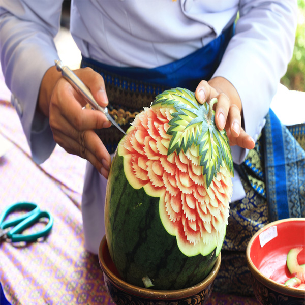 حکاکی روی هندوانه با چاقو برای شب یلدا سال 1401 Carving on watermelon حکاکی روی هندوانه ساده   حکاکی اسم روی هندوانه   حکاکی هندوانه جدید   حکاکی روی هندوانه شب یلدا   حکاکی حرفه ای هندوانه   حکاکی روی هندوانه با چاقو   حکاکی پیچک روی هندوانه   اموزش مرحله به مرحله حکاکی روی هندوانه p;h;d v,d ikn,hki