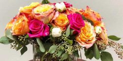 گل آرایی گلدان رومیزی با گل های طبیعی زیبا