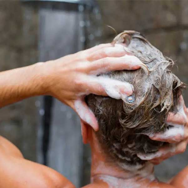 شستشو موی سر + چند بار باید موها را در هفته بشوییم؟ بهترین آب برای شستن موی سر شستن مو در قدیم نحوه صحیح شستن موهای چرب روش صحیح شستن موهای بلند شستن موهای نازک روش صحیح شستن موی سر مردانه 