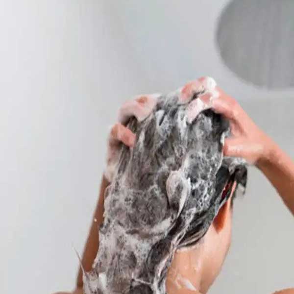 شستشو موی سر + چند بار باید موها را در هفته بشوییم؟ بهترین آب برای شستن موی سر شستن مو در قدیم نحوه صحیح شستن موهای چرب روش صحیح شستن موهای بلند شستن موهای نازک روش صحیح شستن موی سر مردانه 