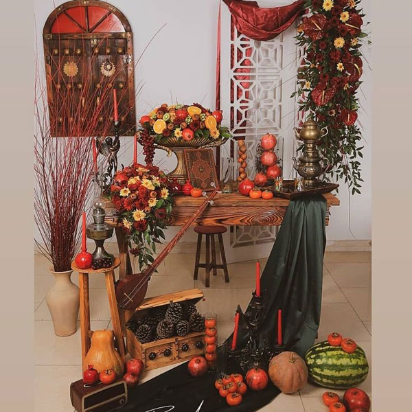 تزیین سفره شب یلدا تزیین سفره یلدا با برگ پاییزی زیباترین سفره شب یلدا جدیدترین تزیینات شب یلدا تزیین سفره شب یلدا لاکچری عروس  تزیین سفره شب یلدا روی زمین  سفره شب یلدا ساده و شیک  تزیین سفره یلدا برای مدرسه  jcddk stvi dgnh