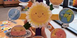کاردستی منظومه شمسی و سیاره ها با کاغذ رنگی برای کودکان