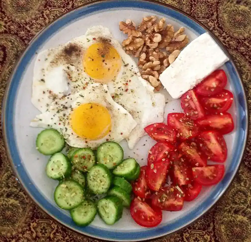 تزئین صبحانه پنیر گوجه خیار
