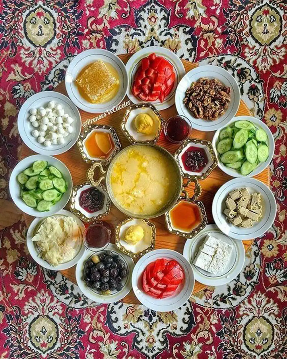 تزئین صبحانه پنیر گوجه خیار
