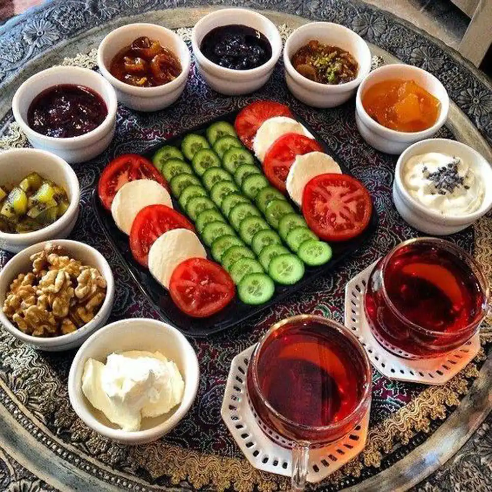تزئین صبحانه پنیر گوجه خیار