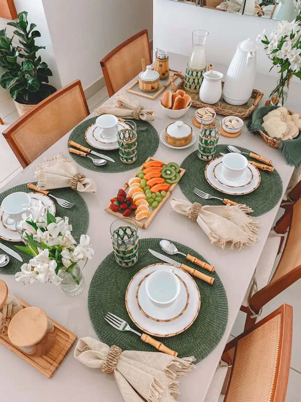 چیدمان ظروف غذا روی میز