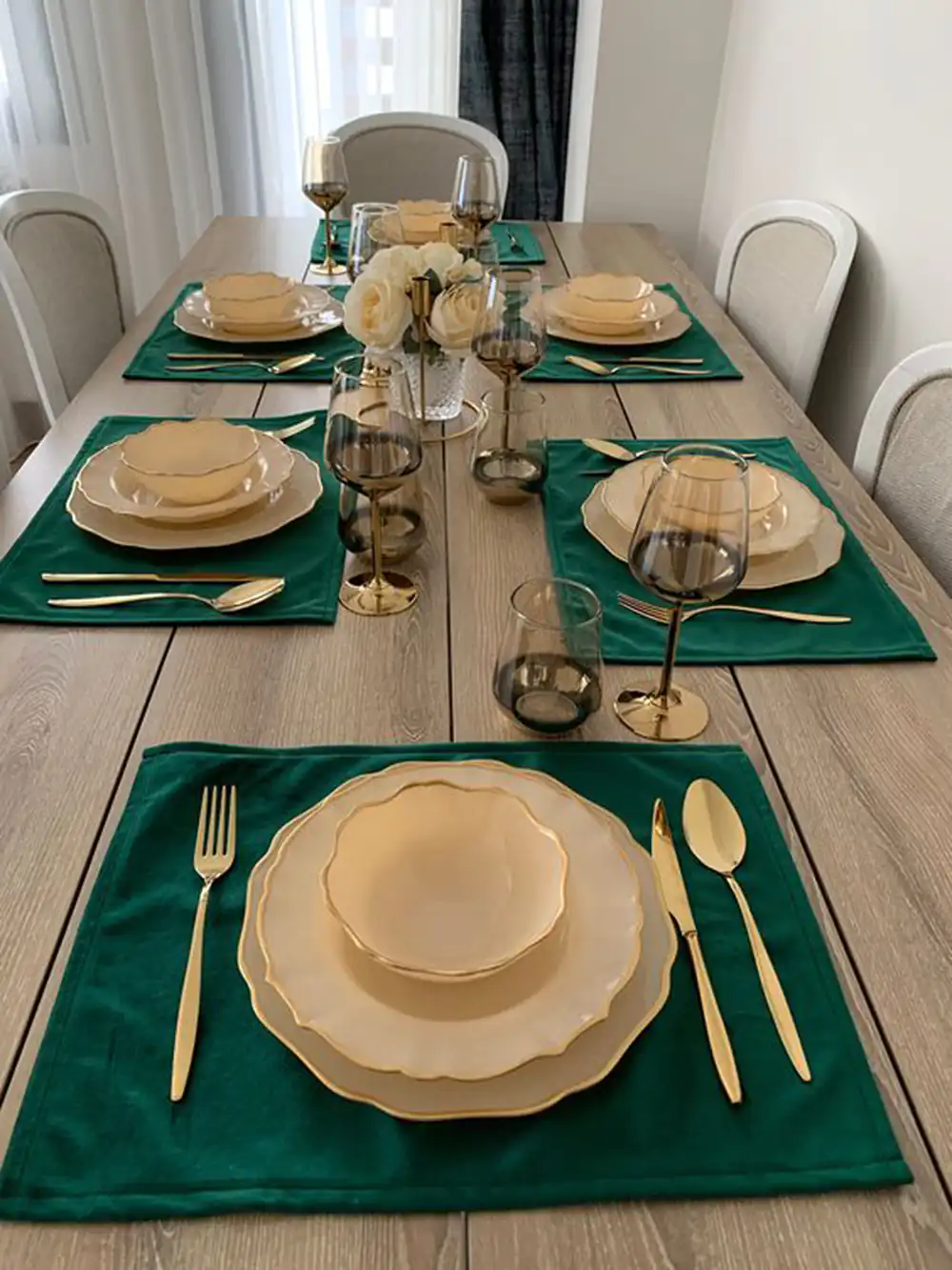 چیدمان ظروف غذا روی میز