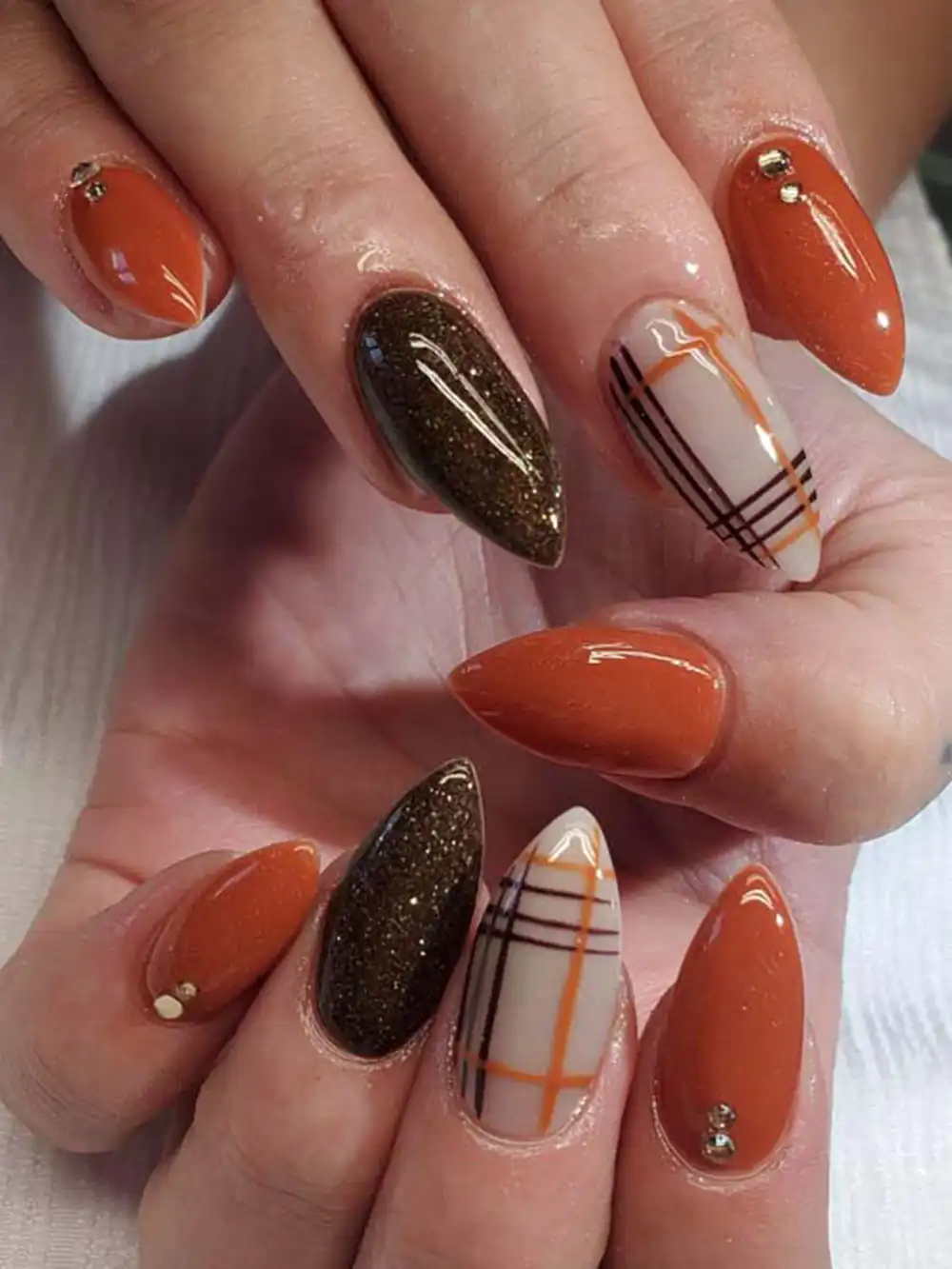 طراحی ناخن مینیمال پاییزی