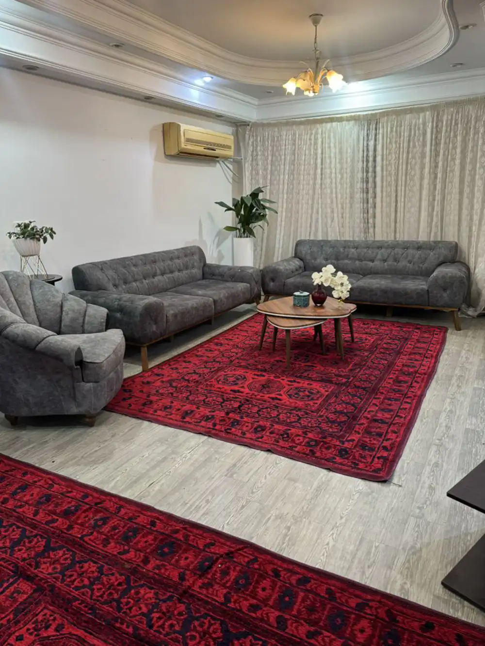 چیدمان پذیرایی طوسی قرمز