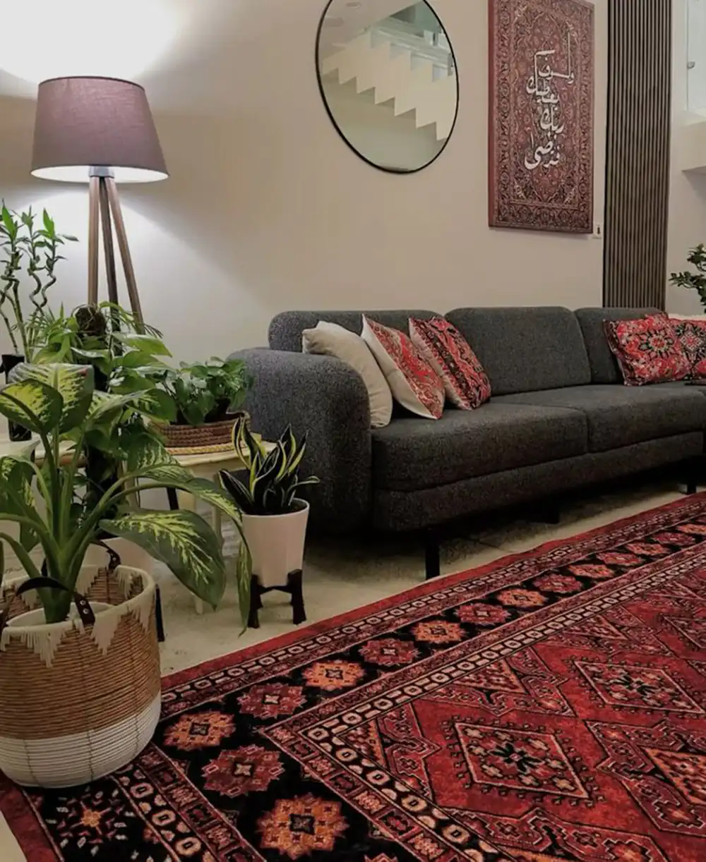 چیدمان پذیرایی طوسی قرمز