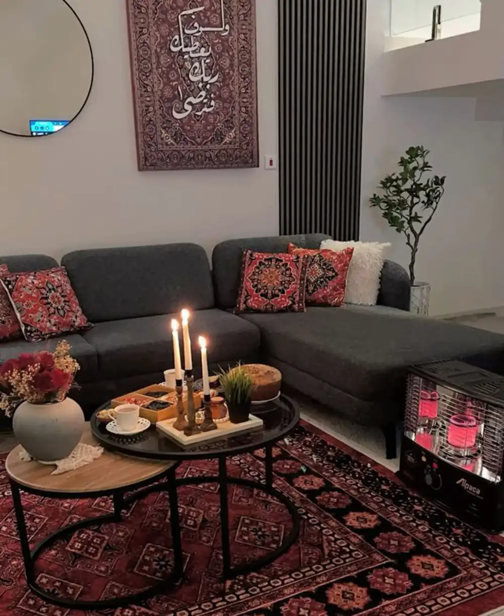 چیدمان پذیرایی طوسی قرمز