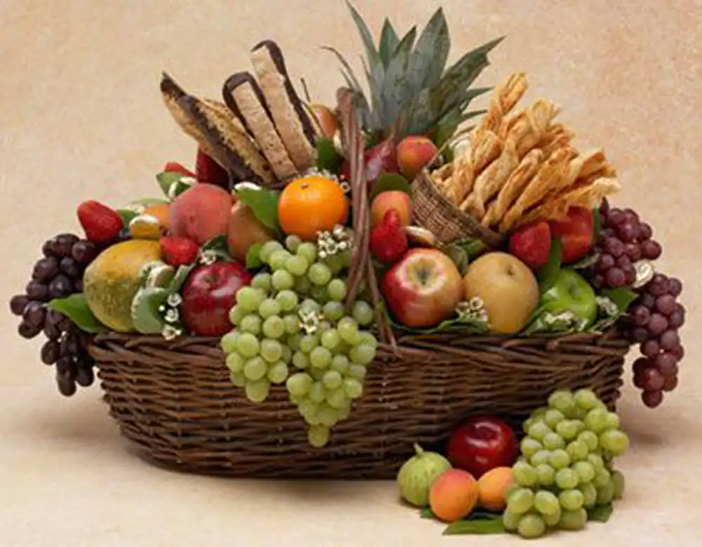 تزیین میوه شب یلدا در سبد