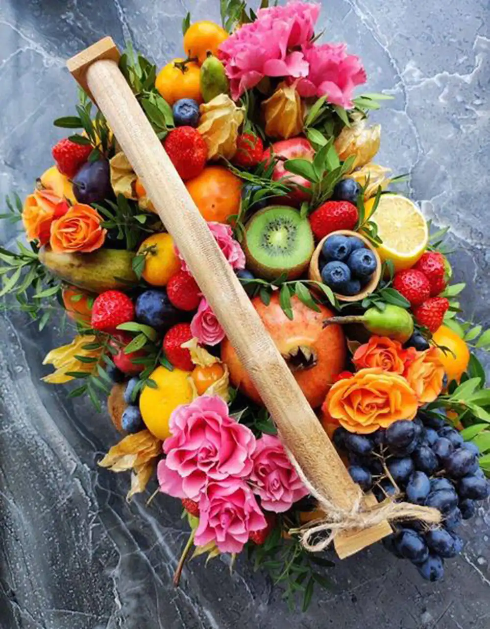 تزیین میوه شب یلدا در سبد